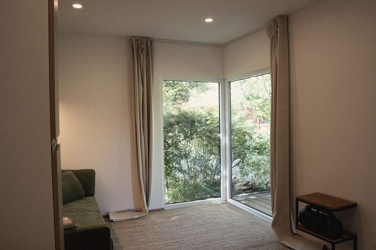 Raum im Tinyhouse mit Blick in den Garten